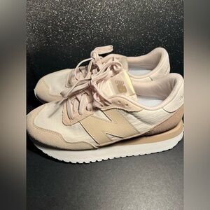 New Balance (,The Intelligent Choice ) women’s sneakers size 7.5 🍰🧁🎂🍰🧁🍰🧁🍰🎂🍰🎂🍰